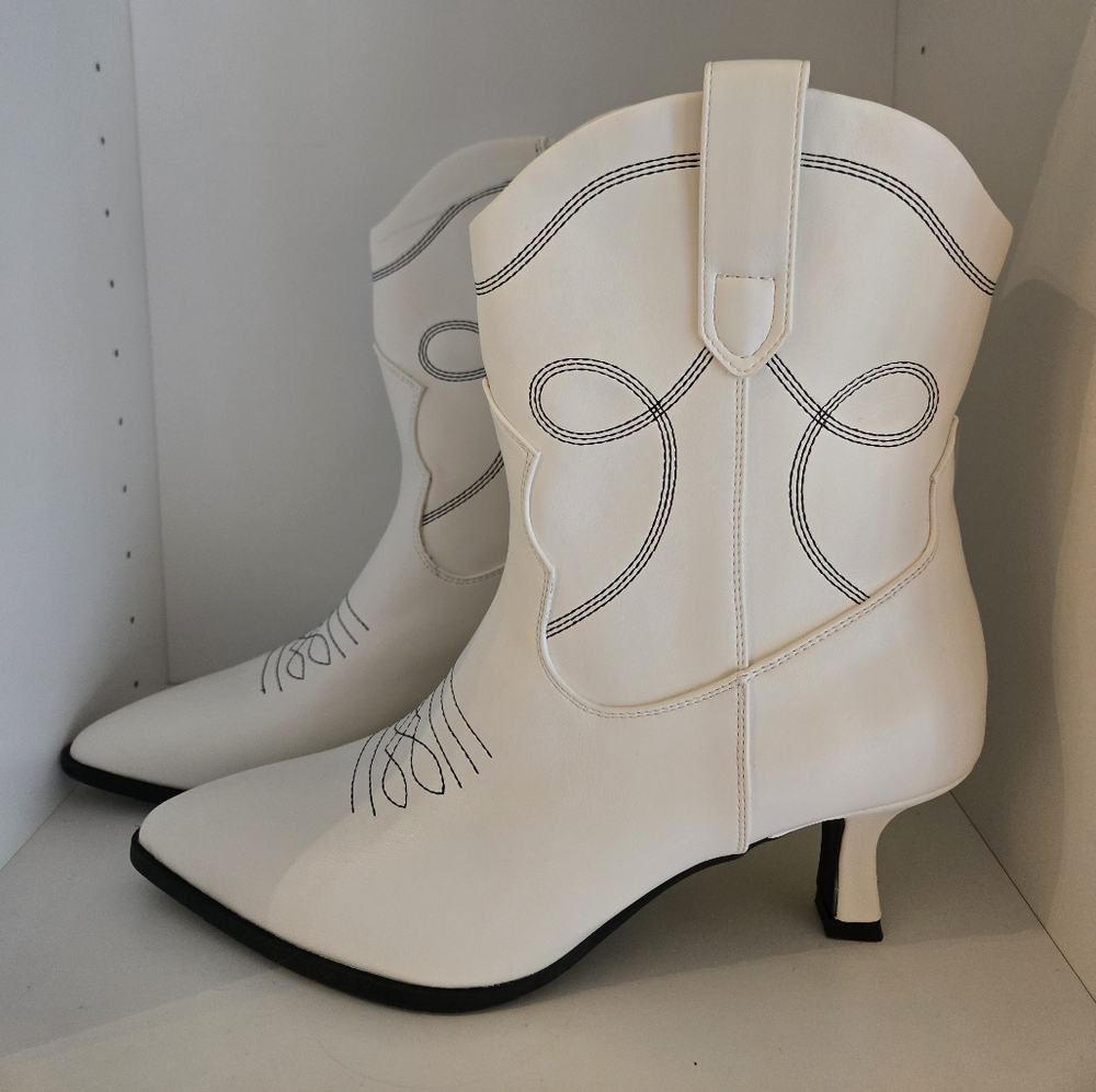 BNWT Size 10 Universal Thread White Cowboy Cowgirl Western Boots Memory Foam